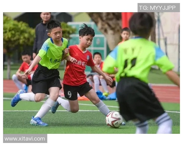 青春飞扬绿茵场青少年足球赛展现拼搏精神与团队合作魅力